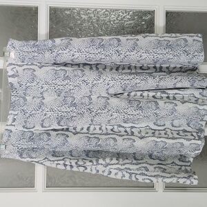 2/25$***Vintage / Snake Print Bermuda